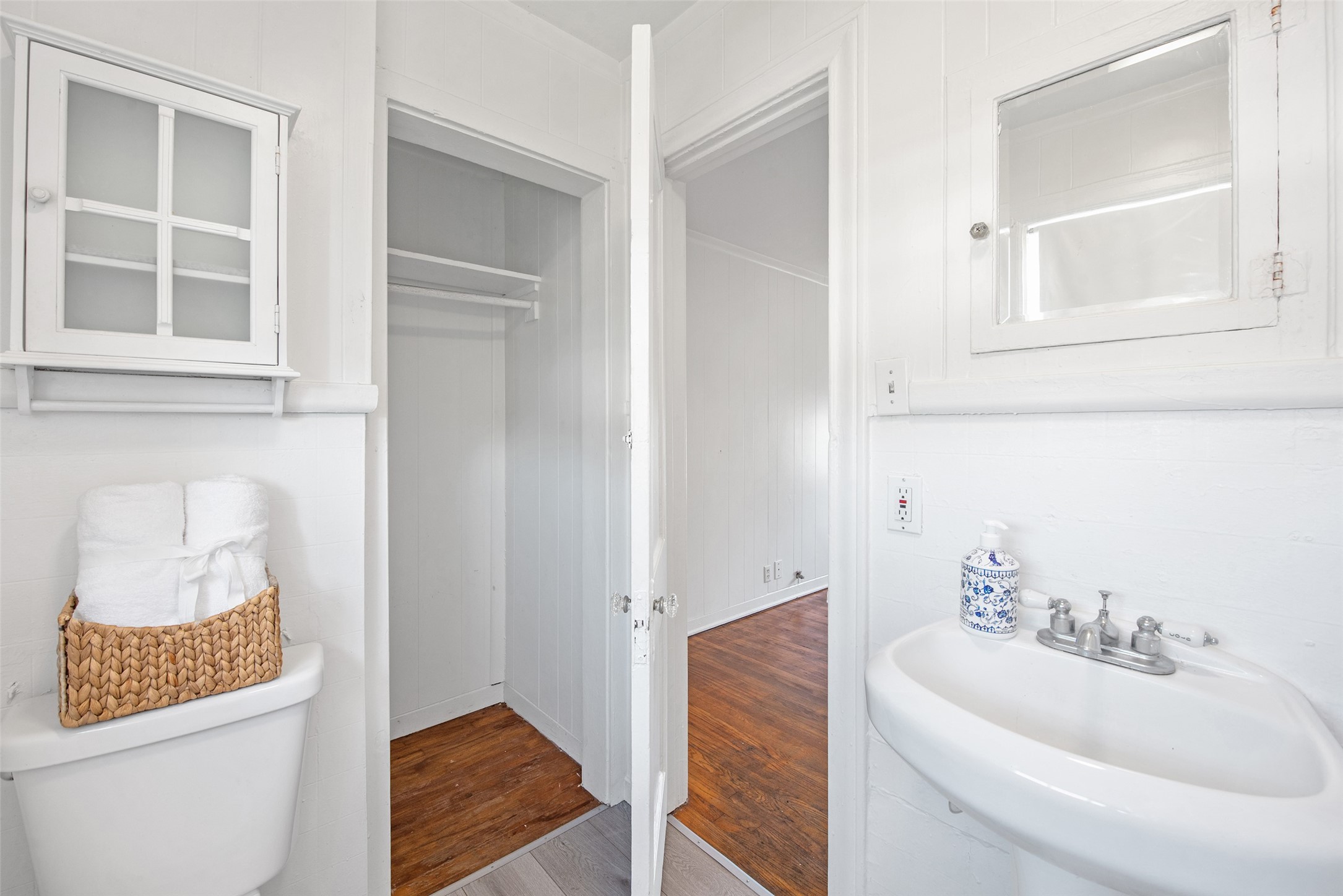 1509 Enid Street, Unit D Houston, TX 77009 - Photo 6 of 19 Bathroom with large closet.