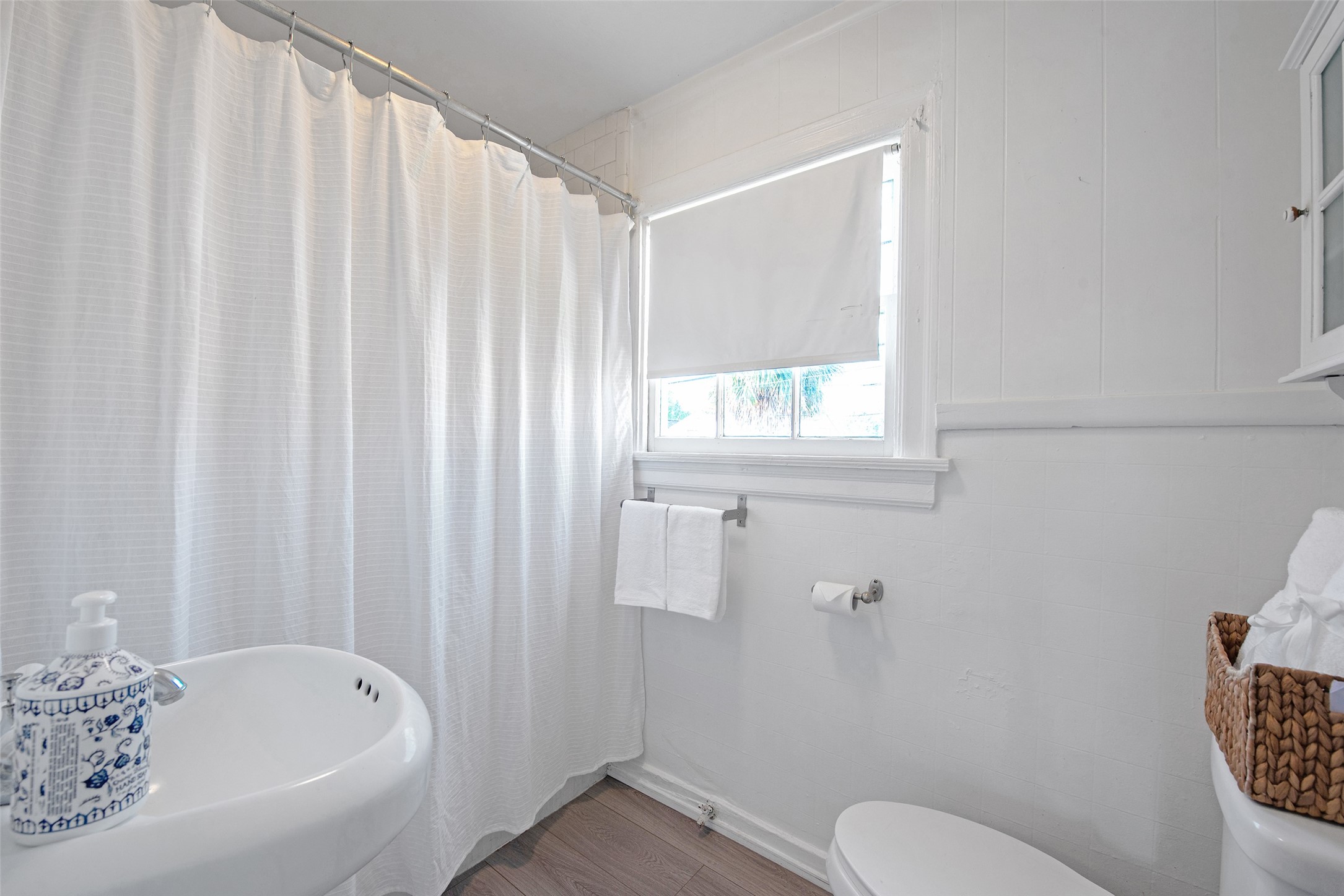 1509 Enid Street, Unit D Houston, TX 77009 - Photo 8 of 19 Bath has full size shower & tub.