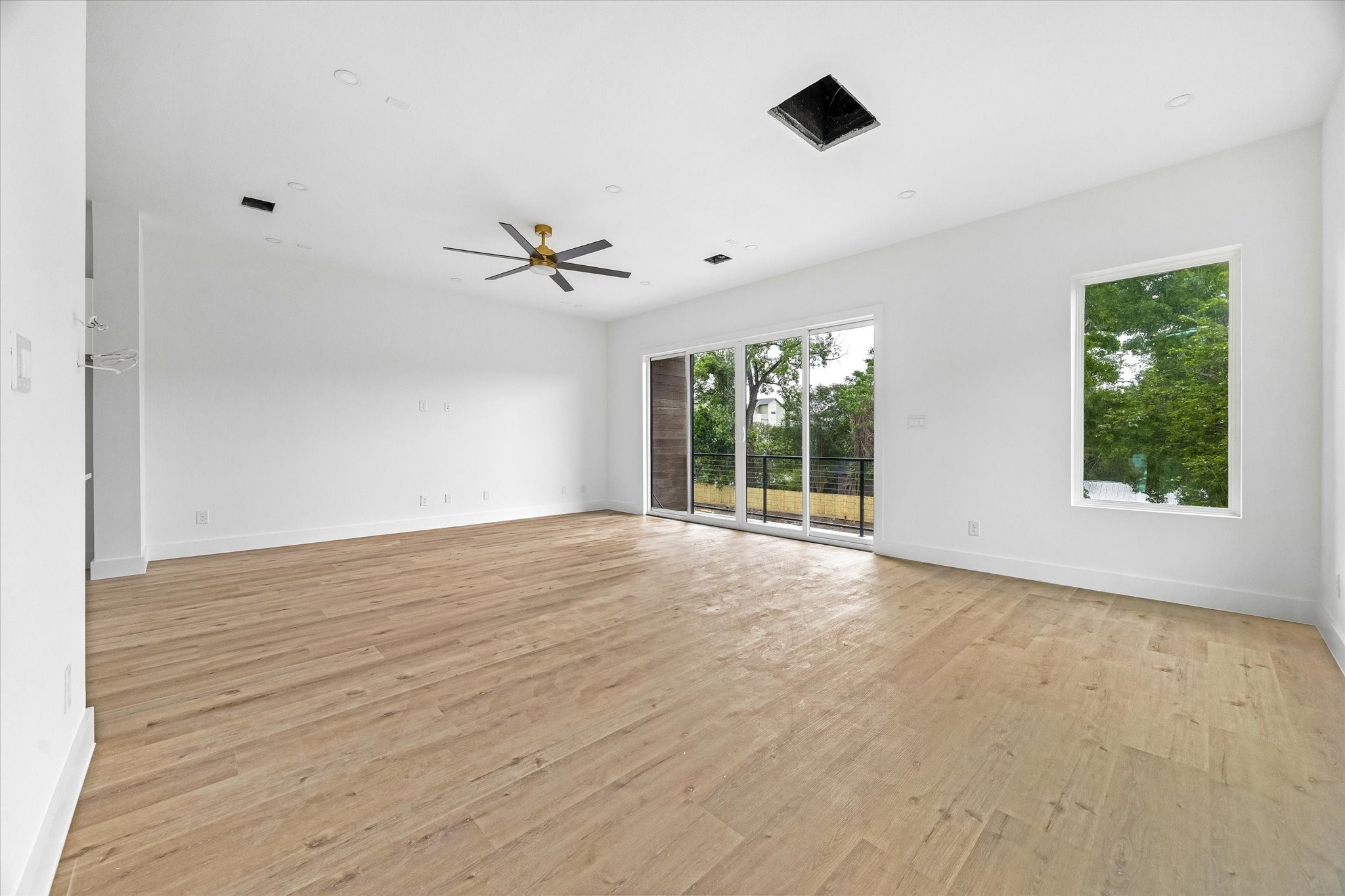1034 West 17th Street, Unit B Houston, TX 77008 - Photo 5 of 25 The living and dining areas are filled with natural light from expansive sliding doors and picture windows.
