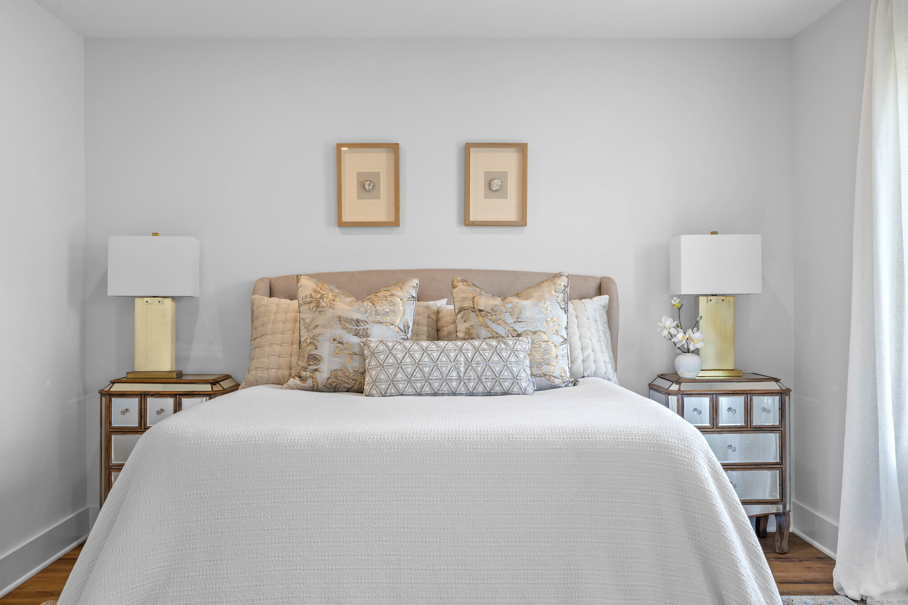 138 Boston Post Road, Unit 16 East Lyme, CT 06333 - Photo 19 of 35 a bedroom with a bed and a lamp