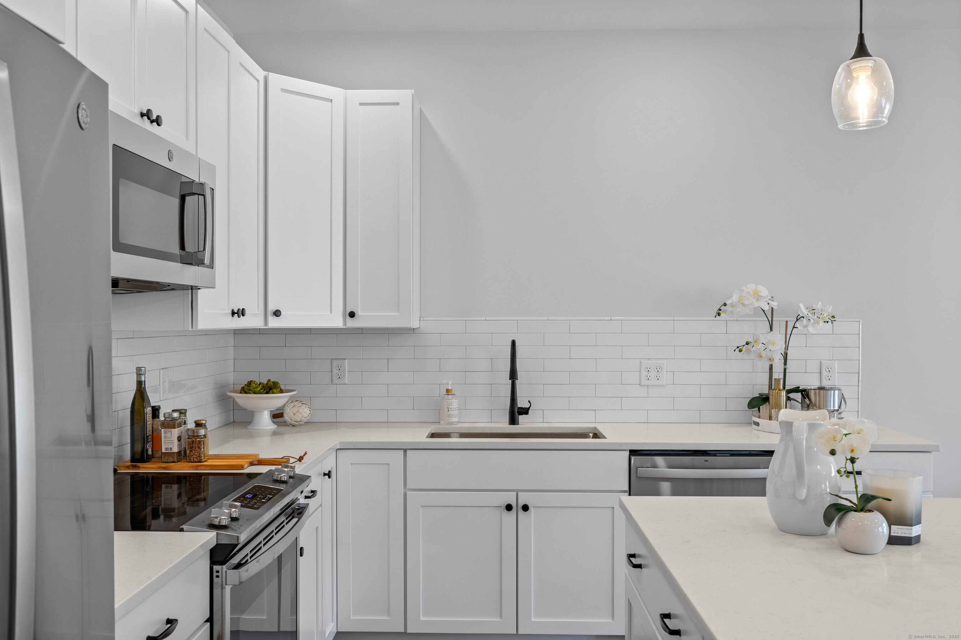 138 Boston Post Road, Unit 16 East Lyme, CT 06333 - Photo 7 of 35 a kitchen with cabinets appliances and a counter space