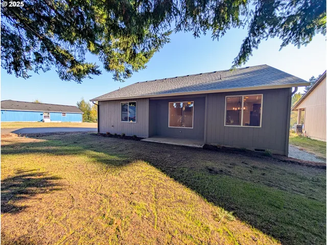 a view of a yard with an tree and a fence