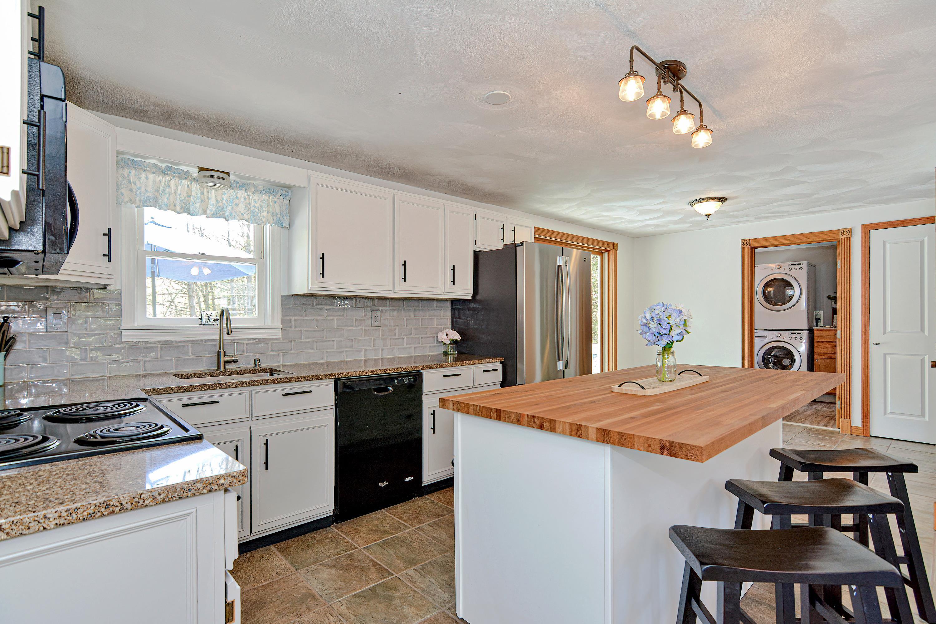 72 Overledge Dr Extension Derry, NH 03038 - Photo 13 of 40