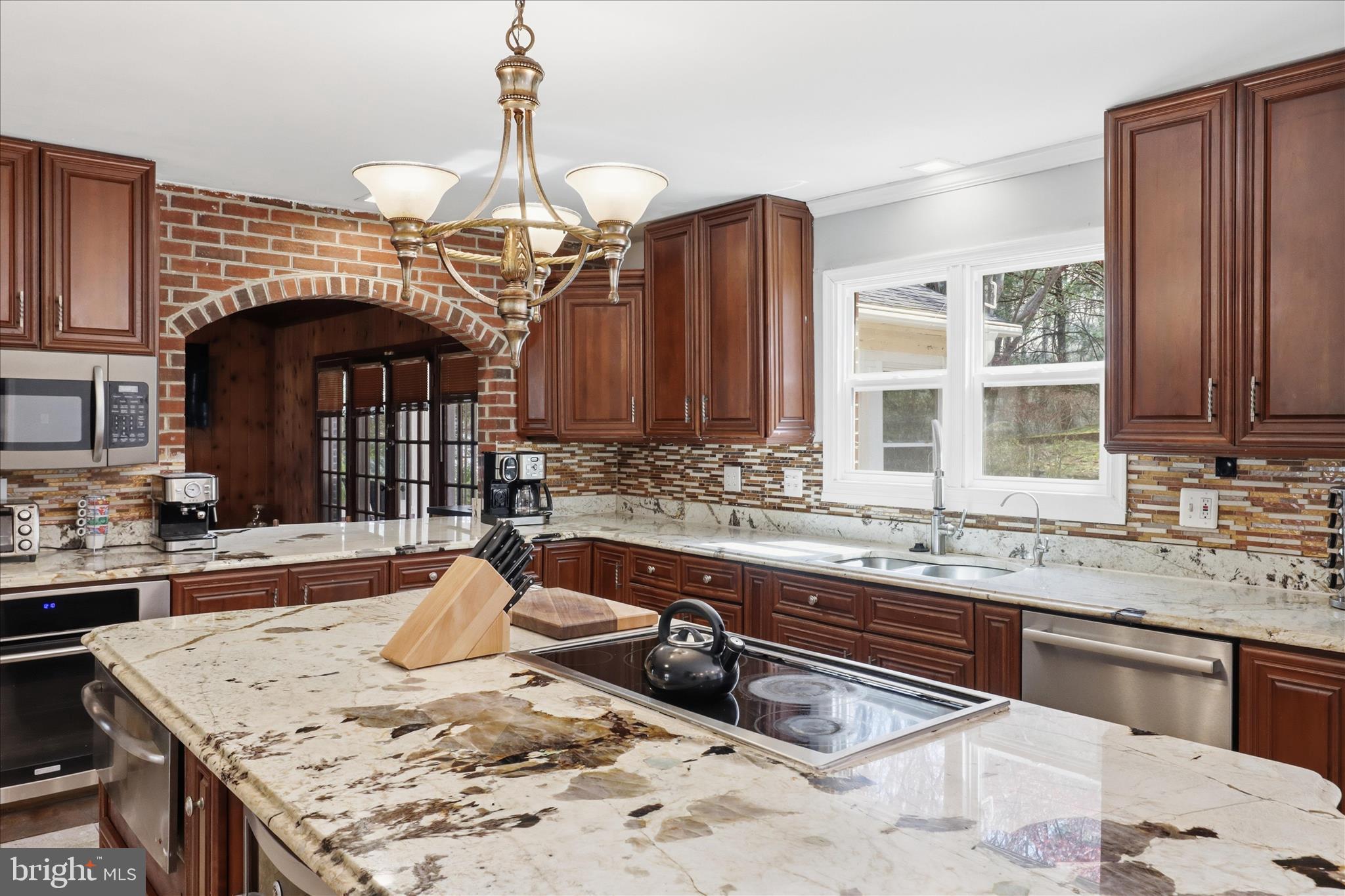 7501 Evans Ford Road Clifton, VA 20124 - Photo 4 of 74 High-end kitchen with large island
