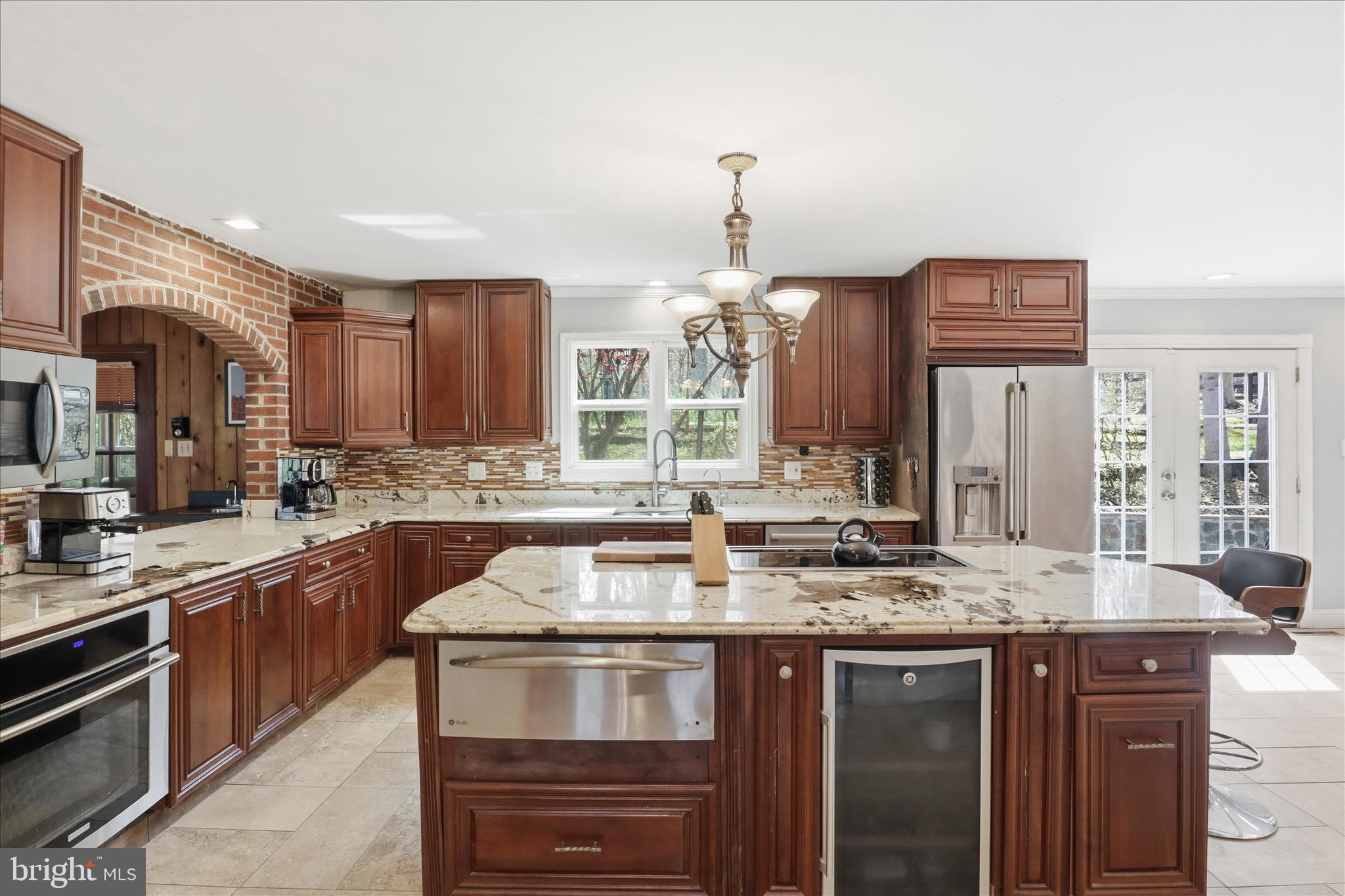 7501 Evans Ford Road Clifton, VA 20124 - Photo 6 of 74 Elegant kitchen with modern touches