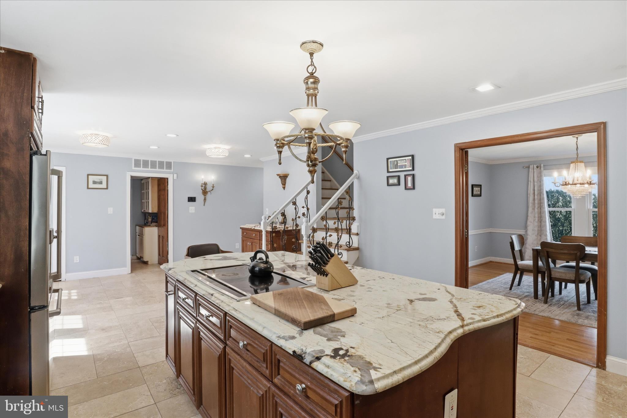 7501 Evans Ford Road Clifton, VA 20124 - Photo 7 of 74 Elegant kitchen with modern touches