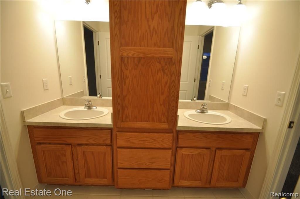 331 Mystic Valley Rochester, MI 48307 - Photo 31 of 39