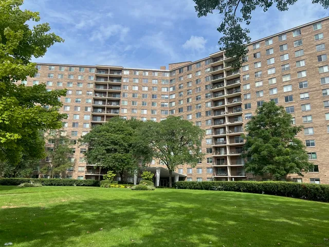 $169,000 | 7141 North Kedzie Avenue, Unit 403, Chicago, IL 60645