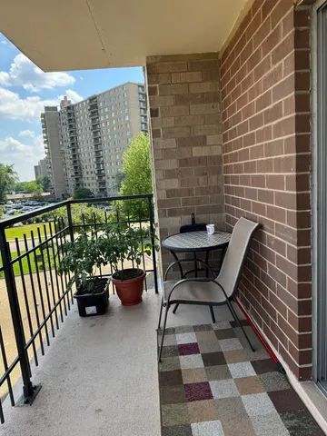 $169,000 | 7141 North Kedzie Avenue, Unit 403, Chicago, IL 60645
