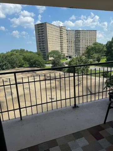 $169,000 | 7141 North Kedzie Avenue, Unit 403, Chicago, IL 60645