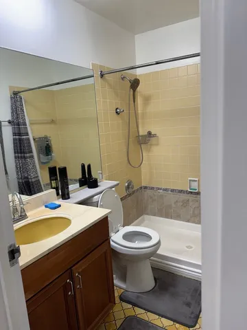 $169,000 | 7141 North Kedzie Avenue, Unit 403, Chicago, IL 60645
