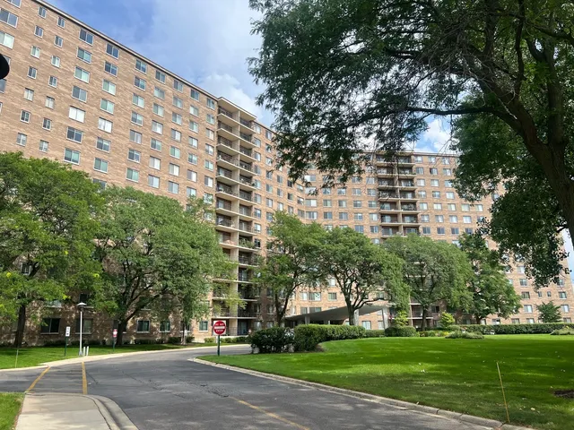 $169,000 | 7141 North Kedzie Avenue, Unit 403, Chicago, IL 60645