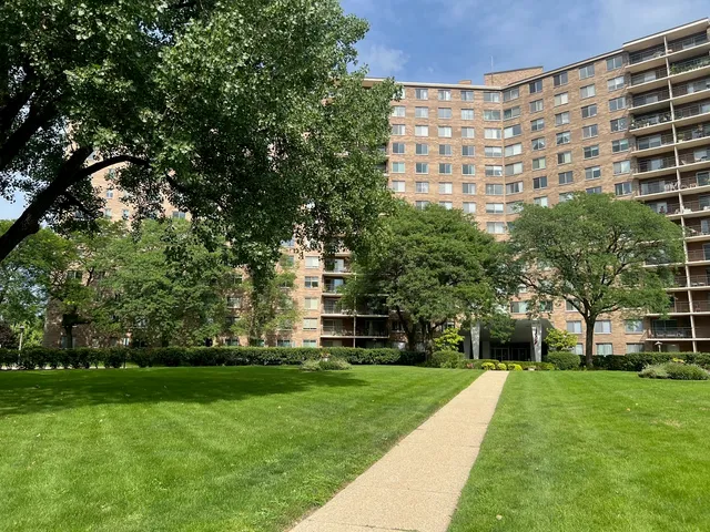 $169,000 | 7141 North Kedzie Avenue, Unit 403, Chicago, IL 60645