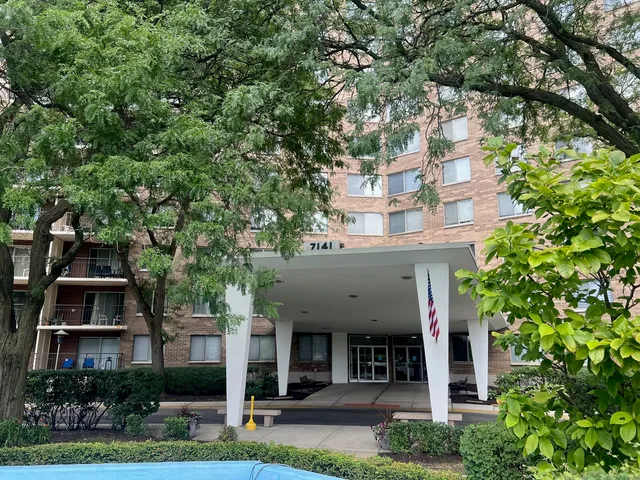 $169,000 | 7141 North Kedzie Avenue, Unit 403, Chicago, IL 60645