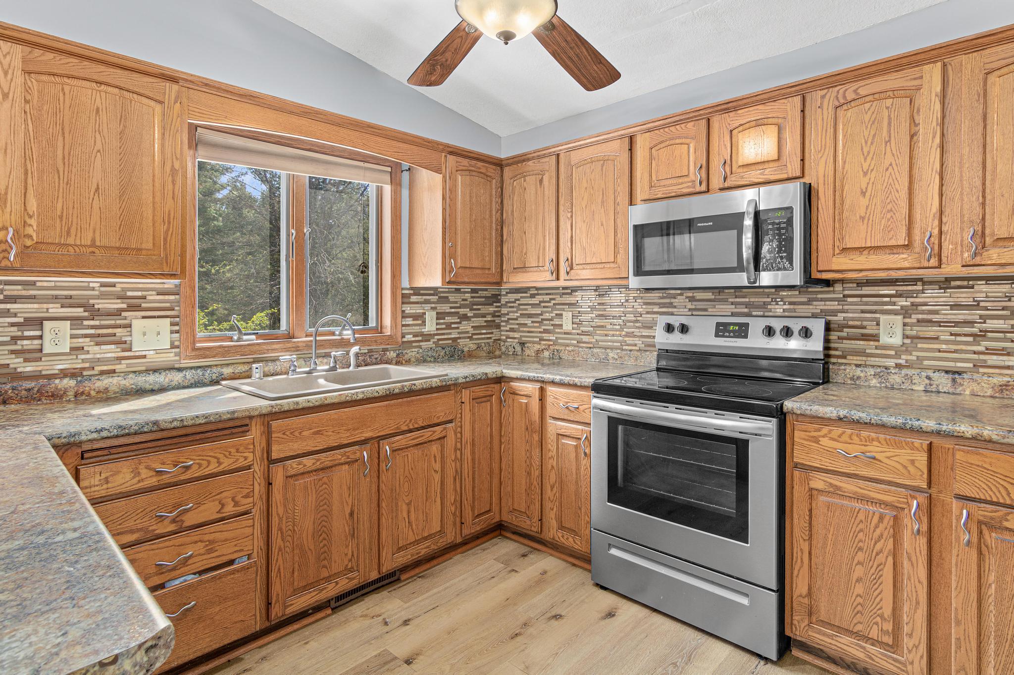 1069 Hunter Ridge Hudson, WI 54016 - Photo 5 of 25