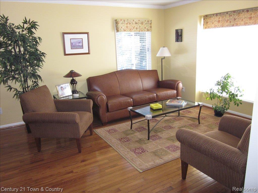 1630 Crestline Court Rochester, MI 48307 - Photo 3 of 21 Living Room