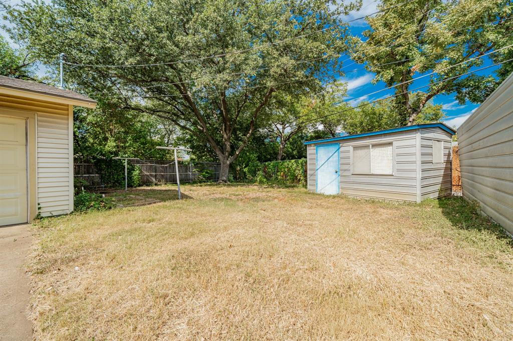 1759 Gross Road Dallas, TX 75228 - Photo 33 of 38 a backyard of a house