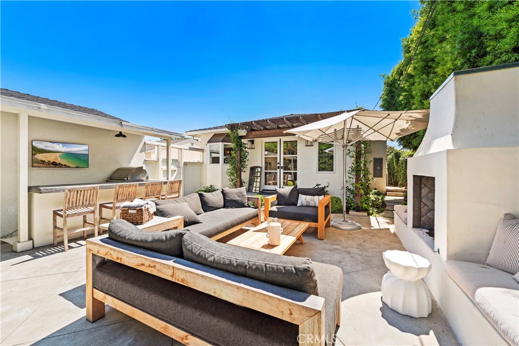 320 Broadway Costa Mesa, CA 92627 - Photo 36 of 53 a outdoor space with patio furniture