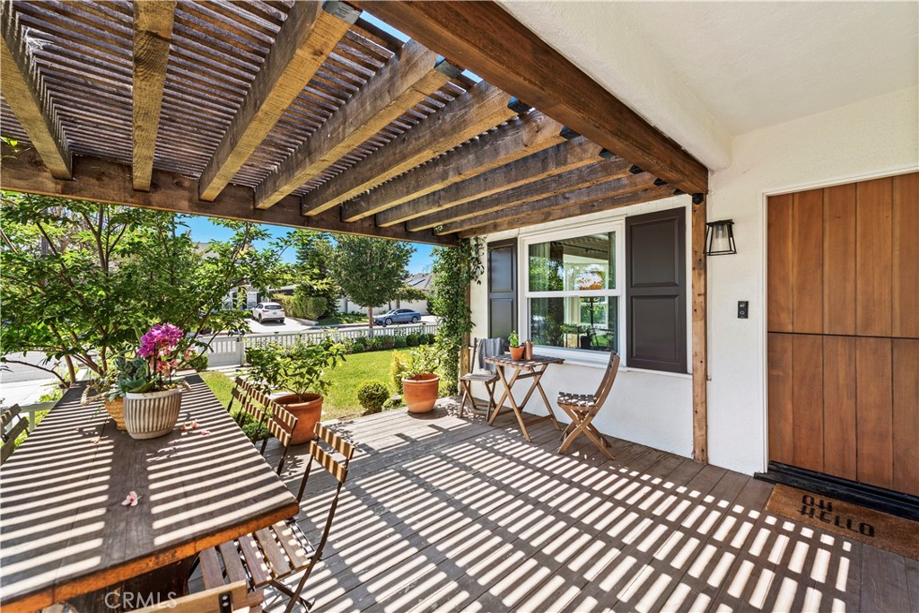 320 Broadway Costa Mesa, CA 92627 - Photo 6 of 53 a view of a chairs and tables in patio
