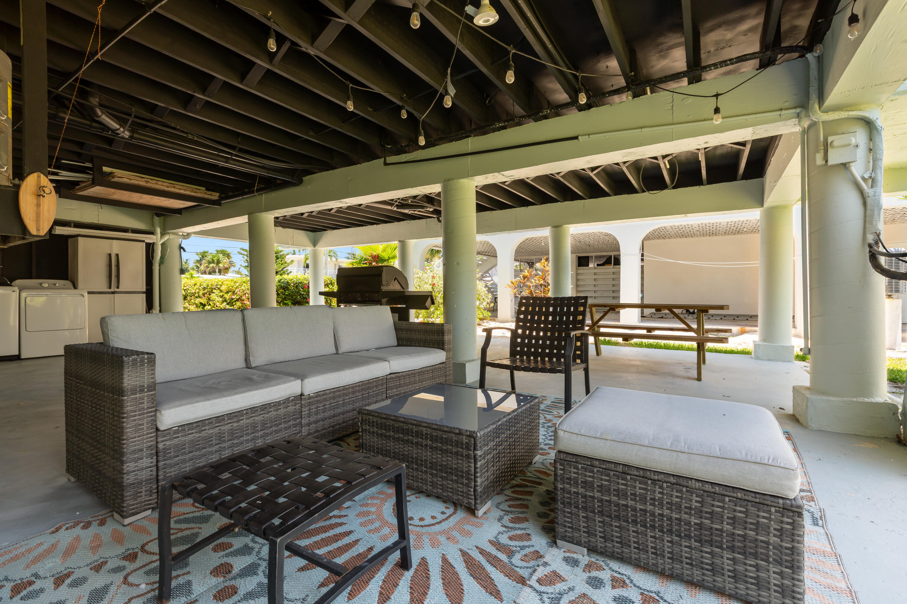 280-290 3rd Street Key Colony Beach, FL 33051 - Photo 27 of 28 a lobby with furniture