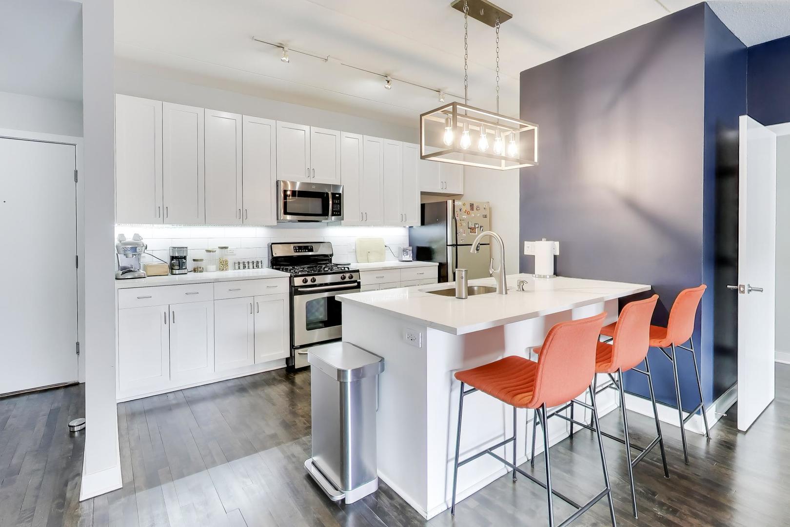 4311 North Sheridan Road, Unit 204 Chicago, IL 60613 - Photo 5 of 18