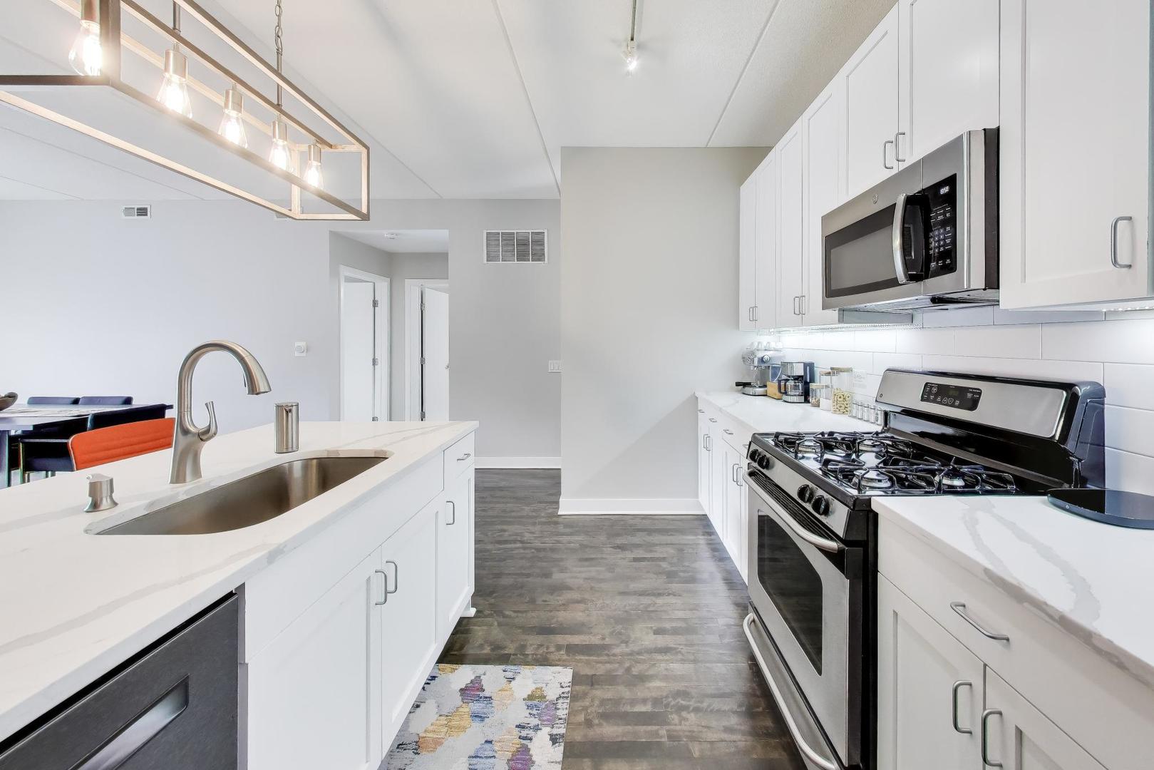 4311 North Sheridan Road, Unit 204 Chicago, IL 60613 - Photo 7 of 18