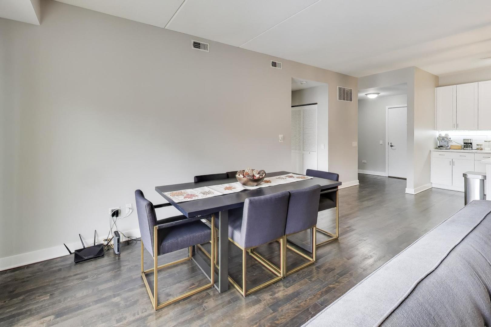 4311 North Sheridan Road, Unit 204 Chicago, IL 60613 - Photo 8 of 18