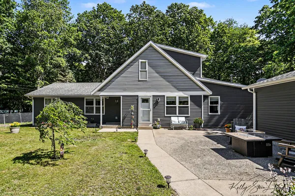 $700,000 | 17566 Blue Star Memorial Highway, South Haven, MI 49090
