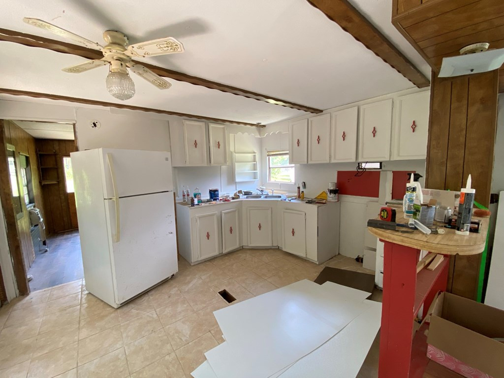 558 Tee Vee Road Elloree, SC 29047 - Photo 12 of 21 2nd mobile home kitchen