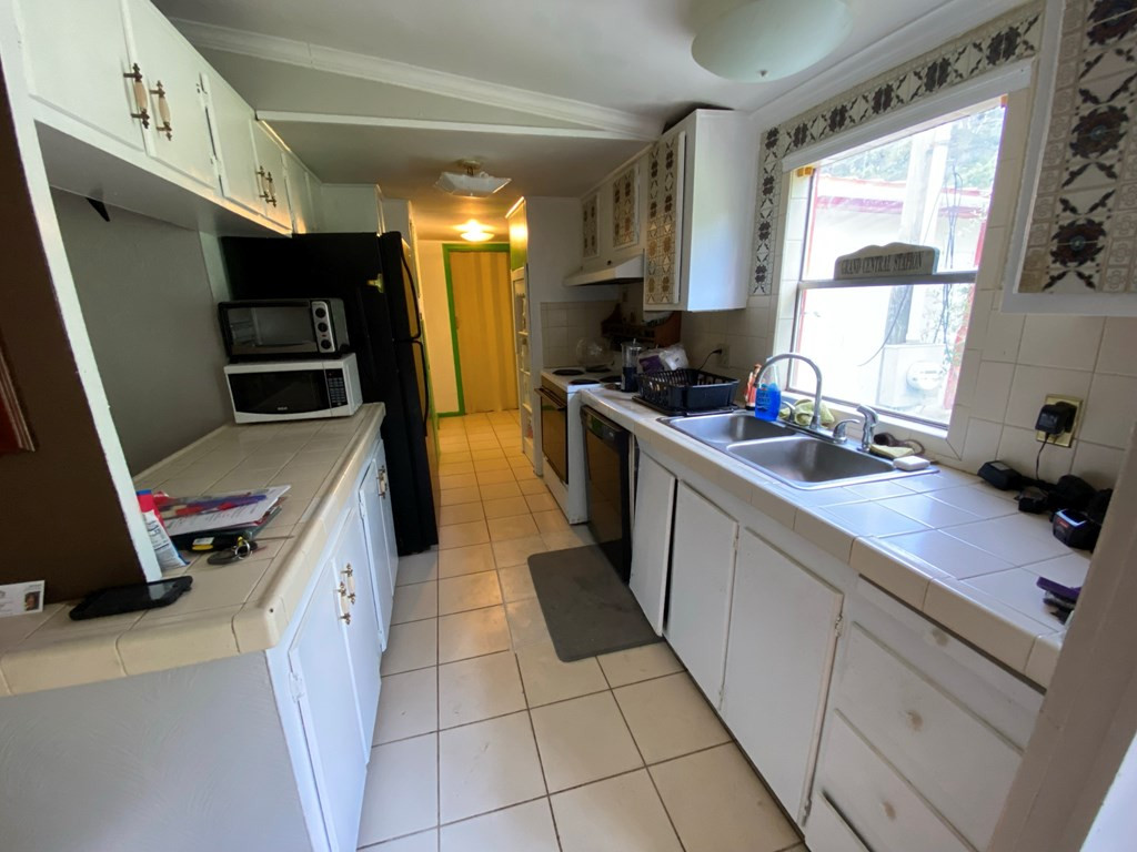 558 Tee Vee Road Elloree, SC 29047 - Photo 5 of 21 Kitchen