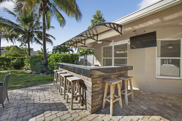 a view of a backyard