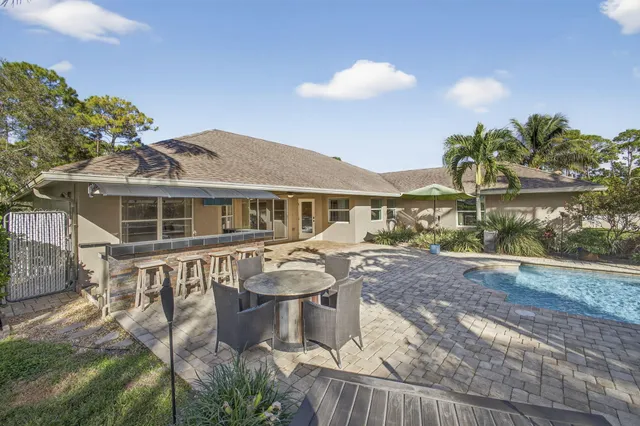 a view of a grassy area