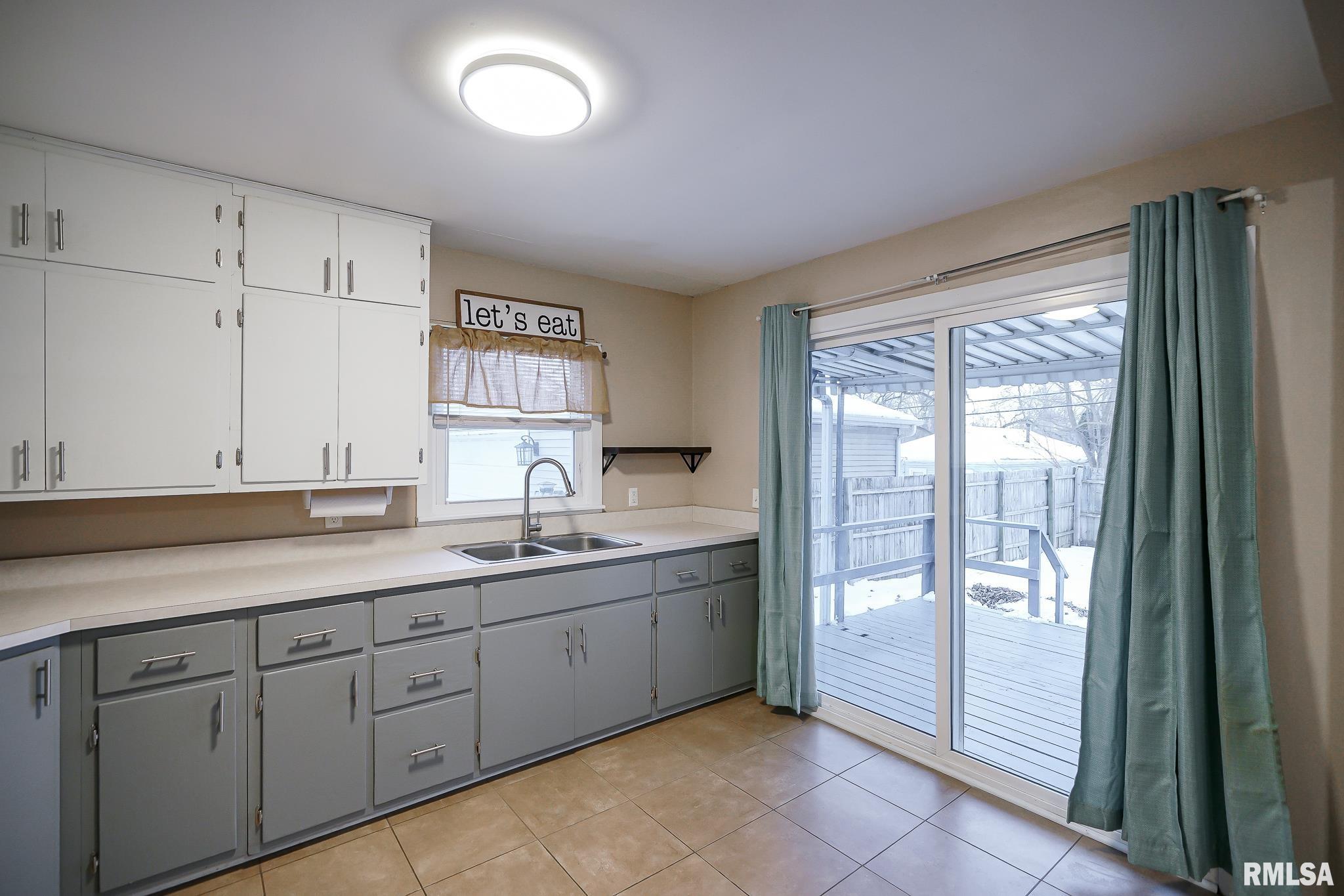 312 Carola Street Creve Coeur, IL 61610 - Photo 9 of 27