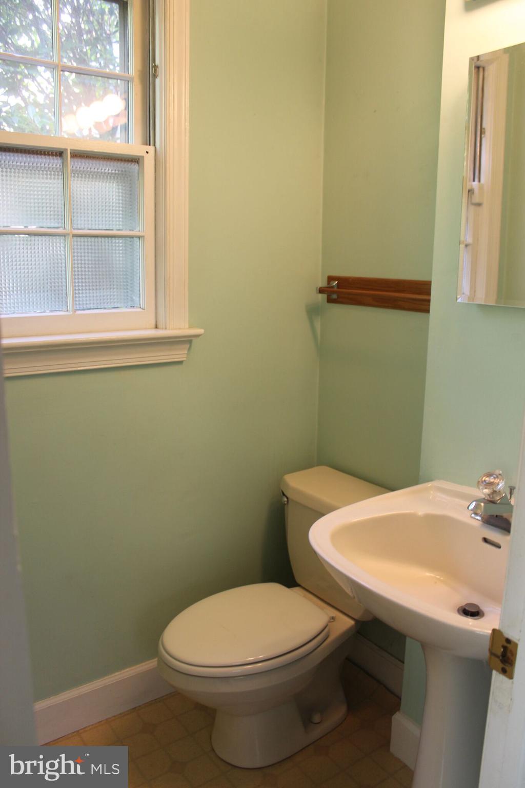 2702 Ridge Rd Drive Alexandria, VA 22302 - Photo 8 of 21 Half bath