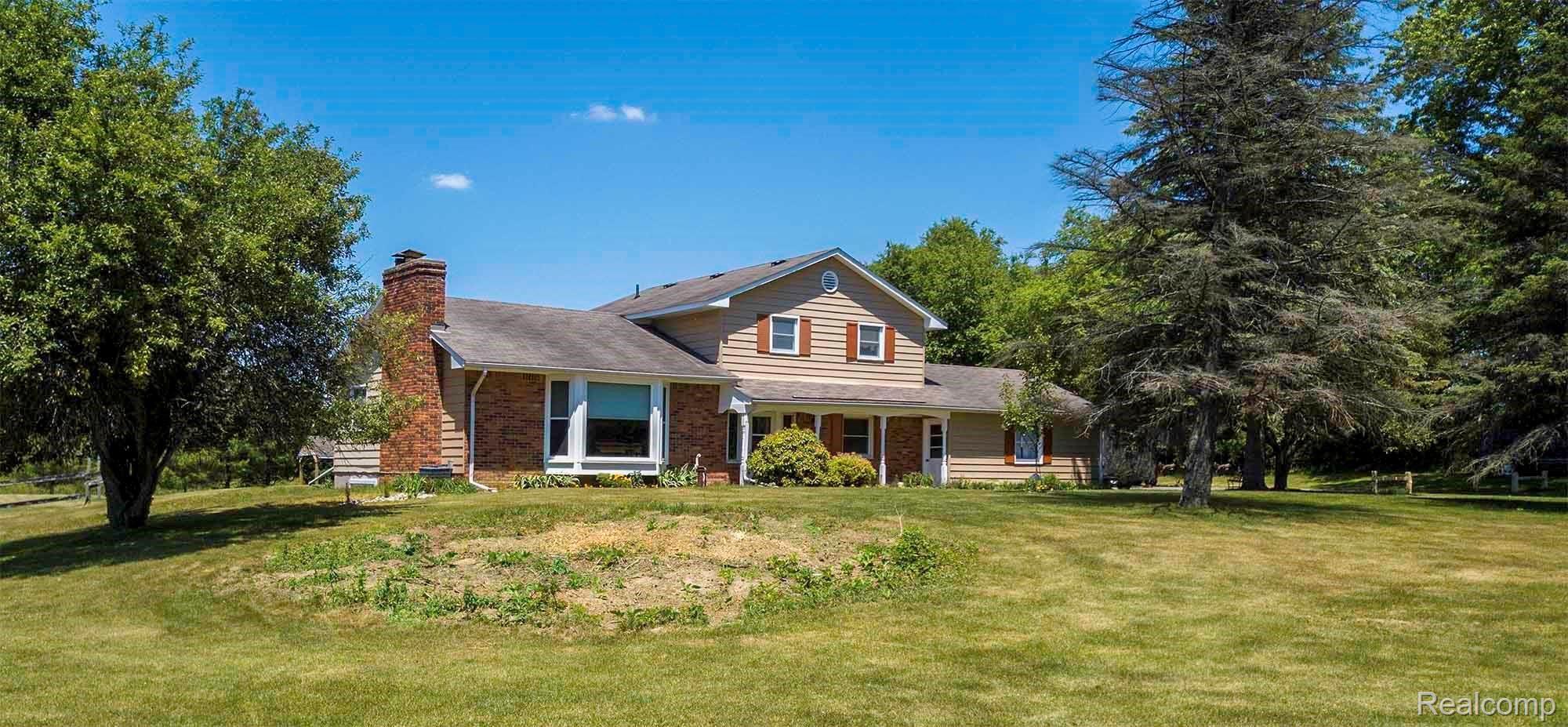 2120 Bowen Road Howell, MI 48855 - Photo 2 of 9 Front Left Low (002).jpg