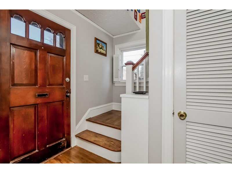 108 Edgehill Road Providence, RI 02906 - Photo 3 of 25 Entry.