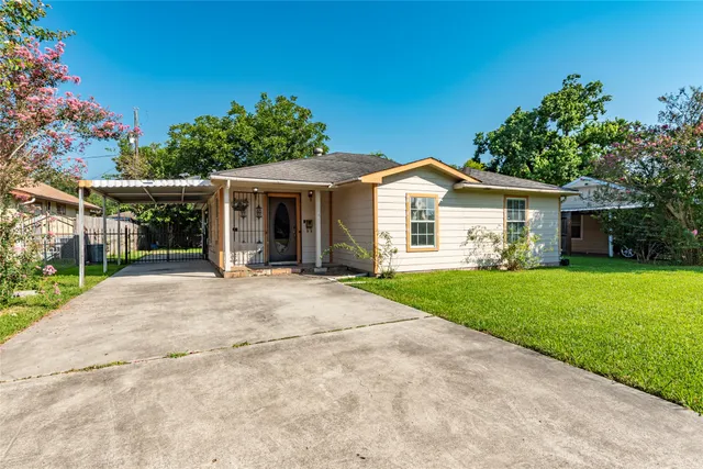 a view of a house with yard and tree s