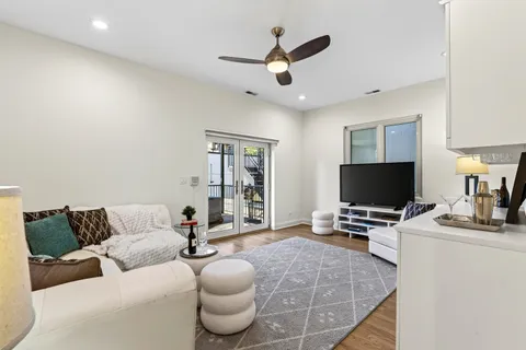 $750,000 | 1330 West Hubbard Street, Unit 2, Chicago, IL 60642