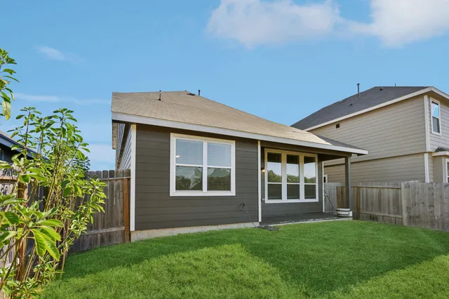 a view of house with front yard