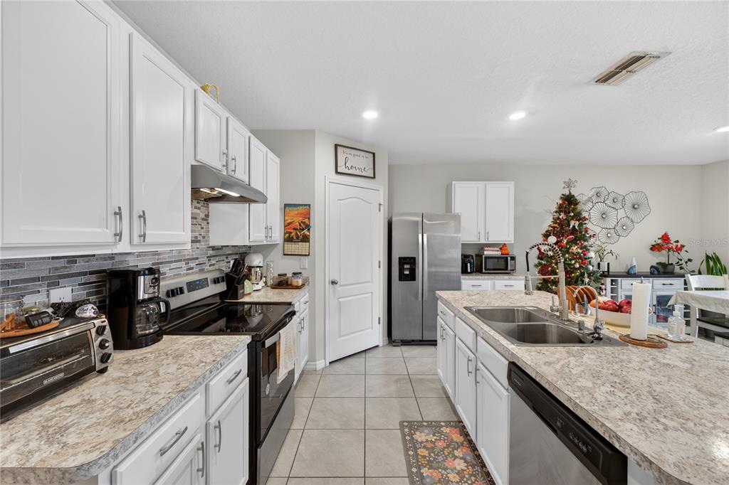 1323 Fox Squirrel Drive Davenport, FL 33897 - Photo 6 of 78