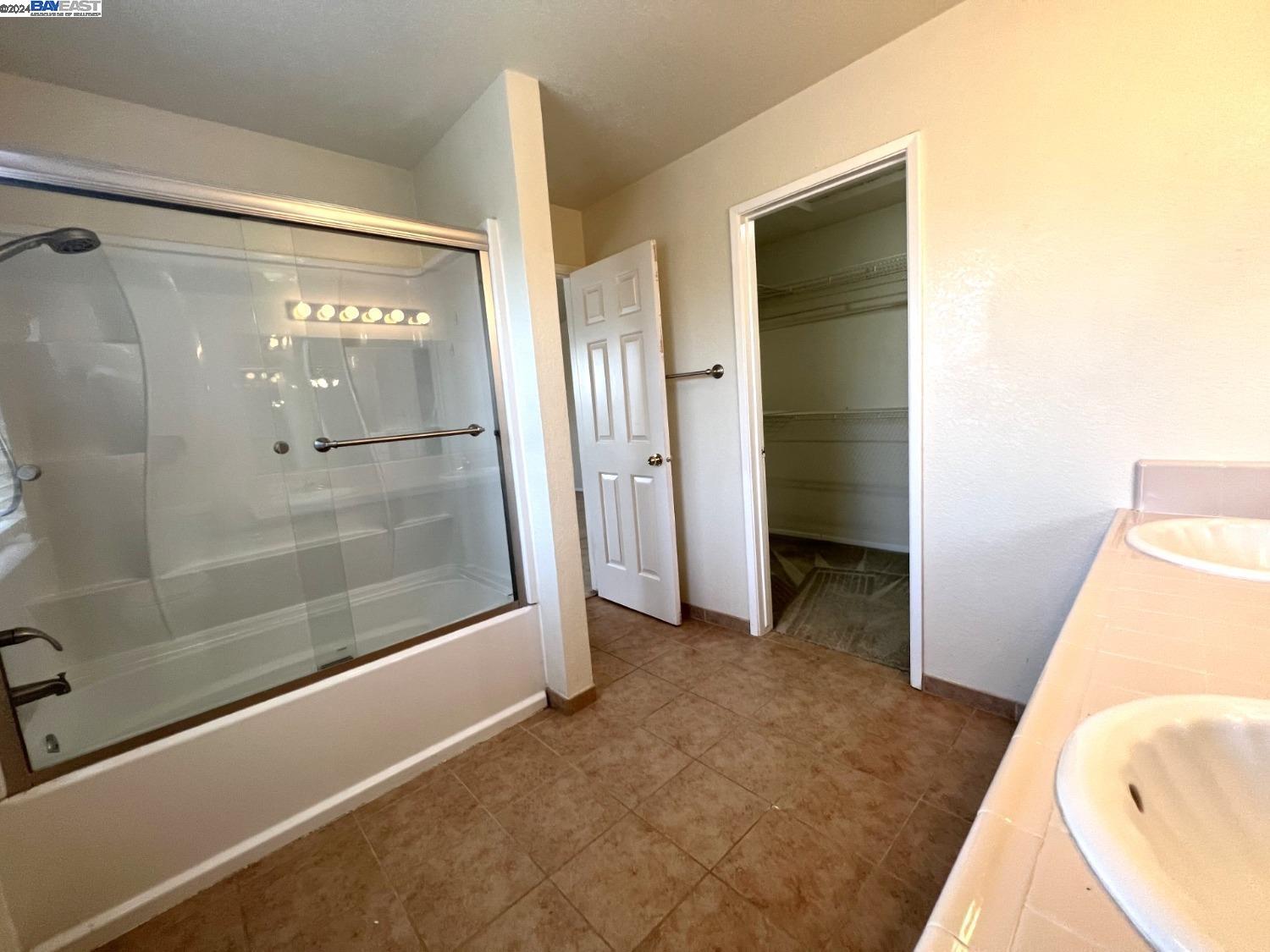 95377 Scott Tracy, CA 93577 - Photo 30 of 46 a view of bathroom with a tub and mirror