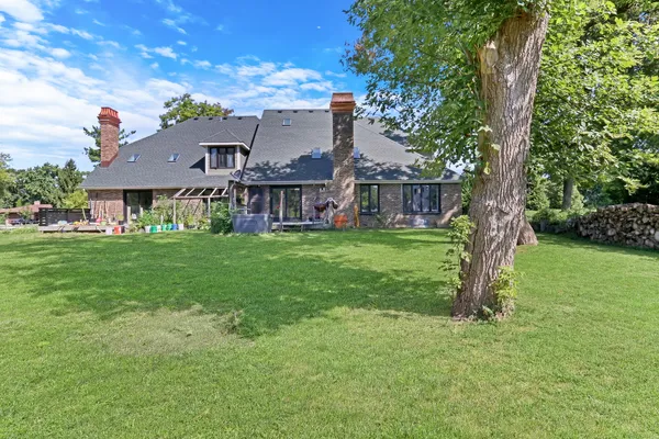 a view of a house with a yard