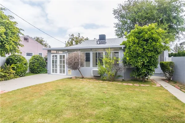 a view of a house with backyard and sitting area