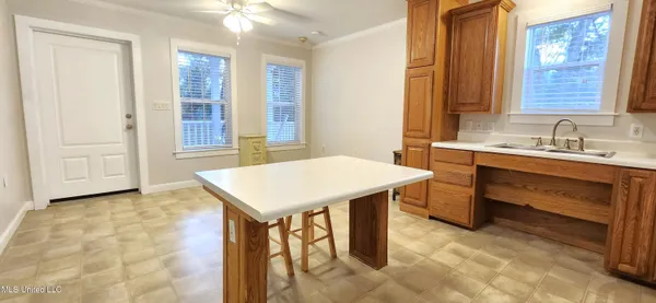 $1,200 | 2616 North 15th Street, Ocean Springs, MS 39564