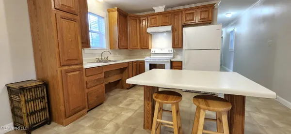 $1,200 | 2616 North 15th Street, Ocean Springs, MS 39564