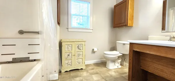 $1,200 | 2616 North 15th Street, Ocean Springs, MS 39564