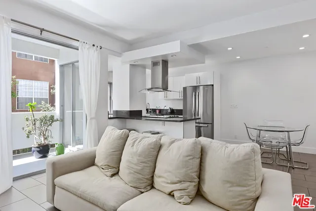 $3,800 | 7250 Franklin Avenue, Unit 414, Los Angeles, CA 90046