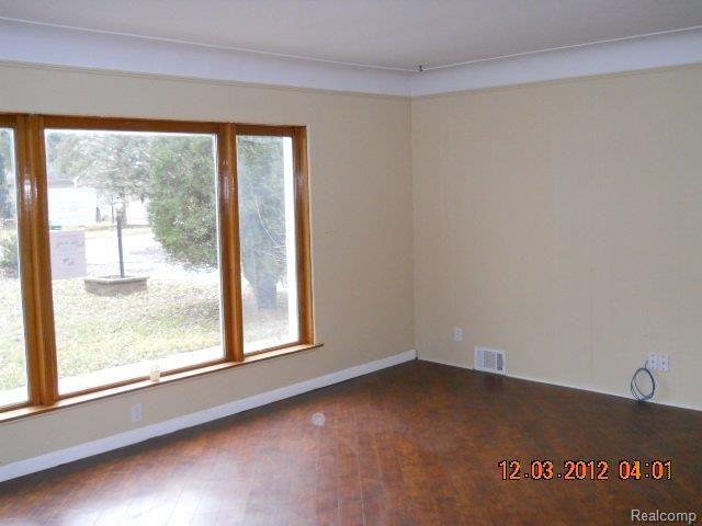 2710 Midvale Drive Rochester, MI 48309 - Photo 4 of 7 living.JPG
