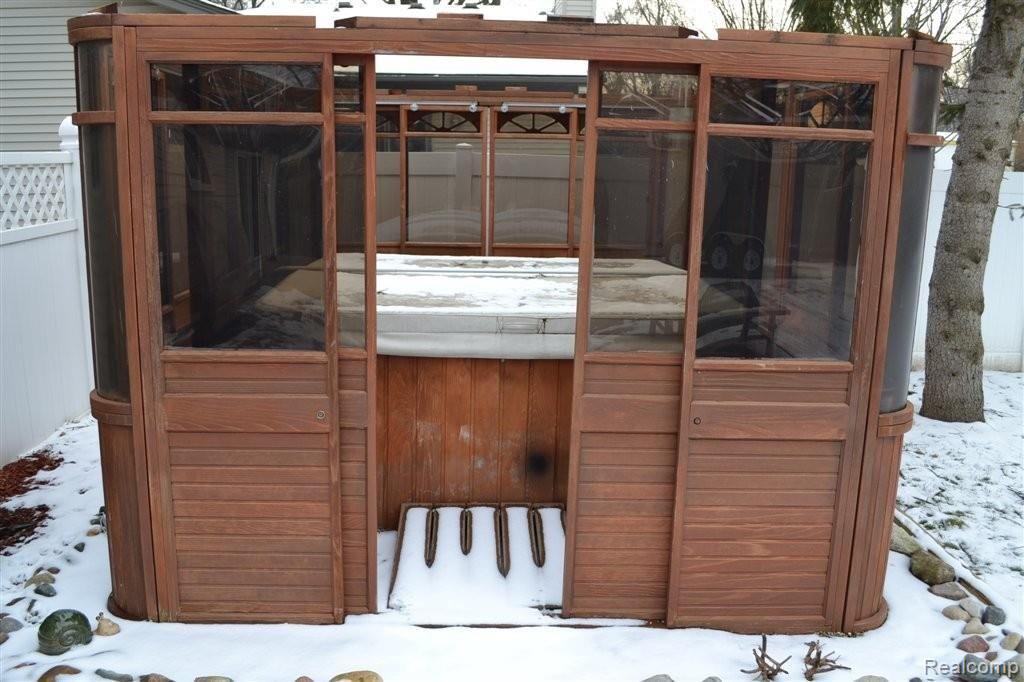 3390 Greenwood Street Rochester, MI 48309 - Photo 6 of 22 Hot tub