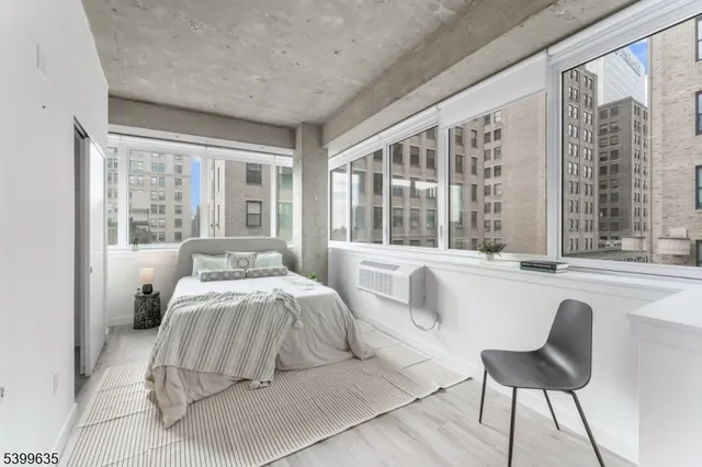 $2,800 | 10 Commerce Court, Unit 2D, Newark, NJ 07102